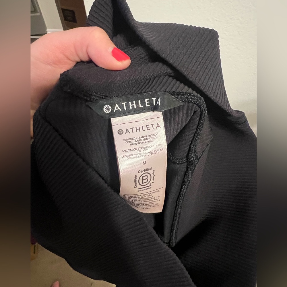 Athleta salutation stash pocket 7/8 black rib crop EUC - Picture 2 of 7